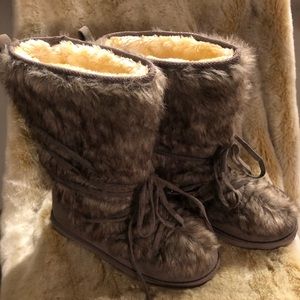 JustFab Faux Fur Grey Fuzzy Boots Sz 9